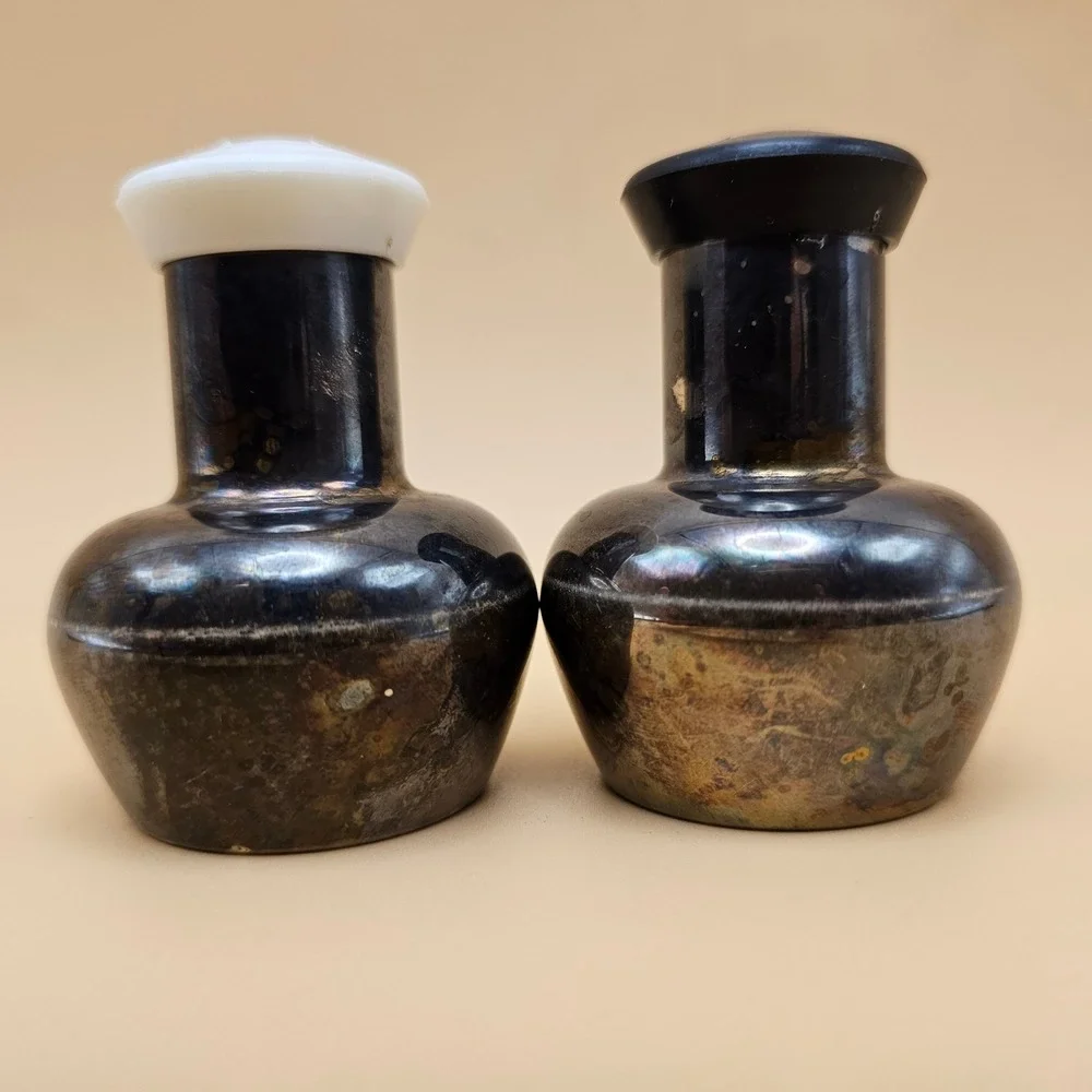 VTG Salt Pepper Shakers Set Black White Caps Tarnish‎ Farmhouse Kitchen Decor